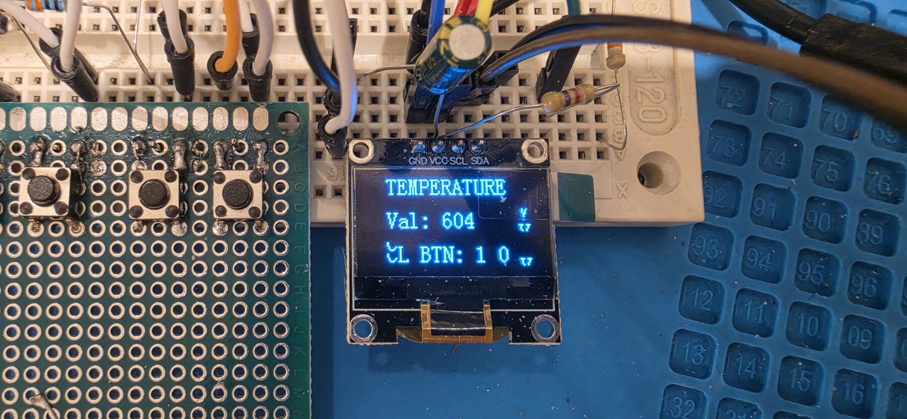 Плата кнопок и OLED-дисплей во время тестирования